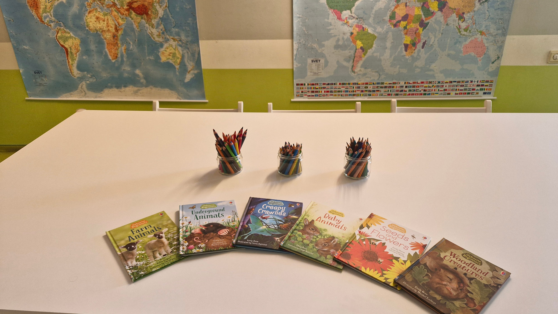 Anglické knihy Usborne Beginners na stole